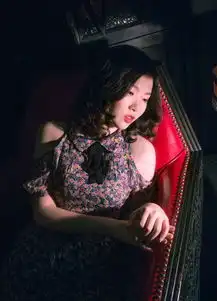 昏暗私房内的碎花裙红唇美女娇艳可人4