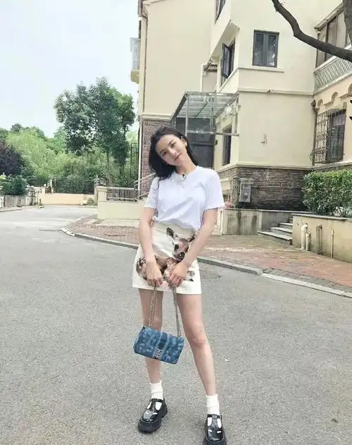宋家有女初长成宋祖儿黑t恤配百褶裙活泼俏皮,少女感爆棚