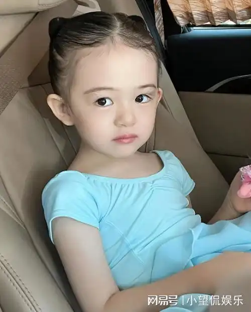 樊少皇晒4岁女儿毕业照,浓眉大眼气质不俗,被赞最美星二代