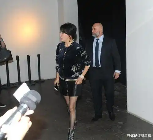最佩服刘嘉玲的少女心,黑色丝袜搭配黑皮短裙尽显青春气息