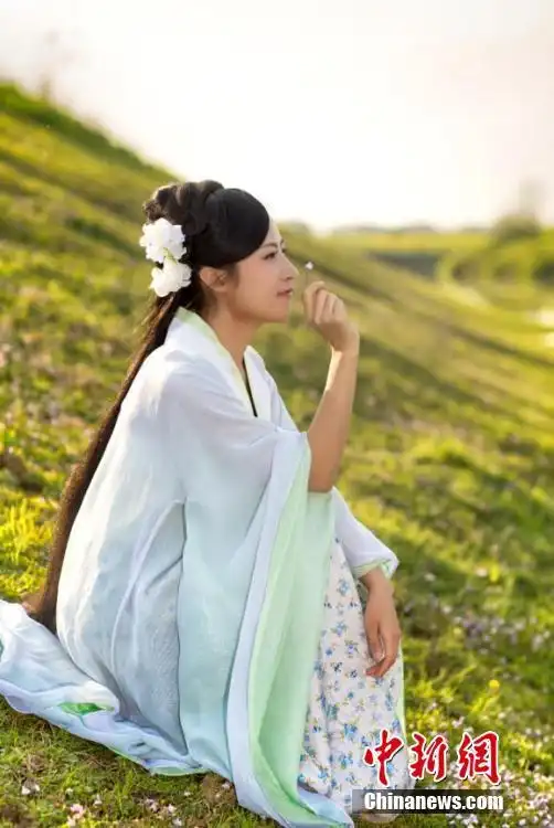 女大学生村官拍古装照推荐油菜花走红