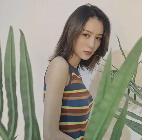 林峰女友张馨月一袭黑裙优雅高级,看了170cm吴千语才叫气质无敌