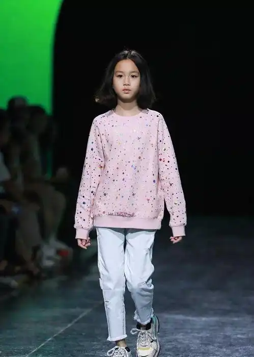 钟丽缇女儿t台秀,9岁考拉短发高冷气质佳,五官越来越像妈妈