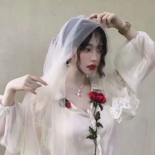 女生头像生活的目标不是爱情,是快乐
