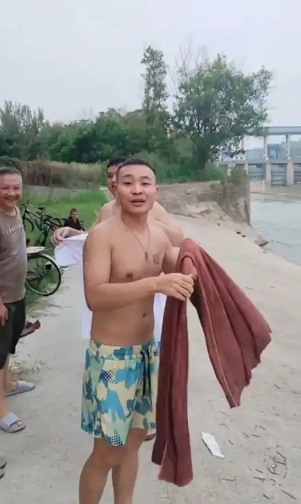 16岁少年江中溺水获救对话救人者当天提前去游泳刚好遇上,只想着救人