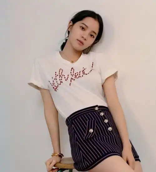 欧阳娜娜穿短裙现身,大长腿藏不住,网友这才是可爱少女