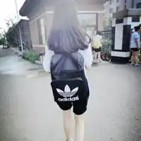 qq头像女生背书包街拍