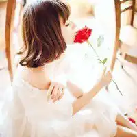 手拿玫瑰头像女微信头像图片大全