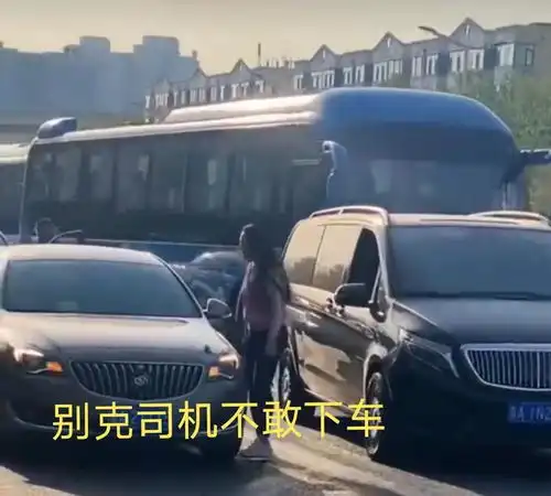 山东女司机打砸路边车,旁人劝都劝不住,男司机躲车里不敢出来
