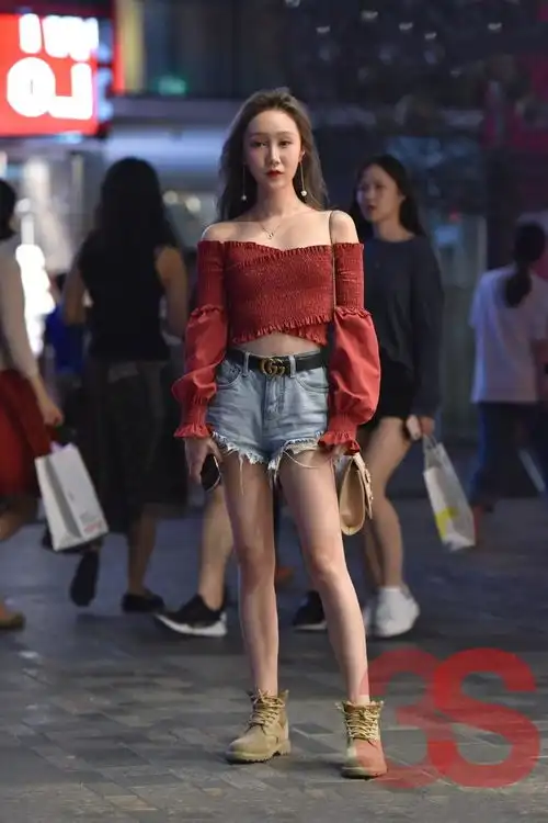 街拍精致女孩穿衣个性就是不露肤,好身材藏不住,惹眼又拉风