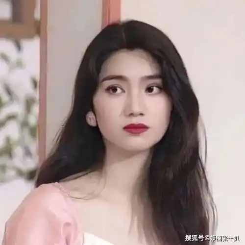 她是神似洪欣的琼瑶女郎,却因参观活火山,和男友双双坠亡