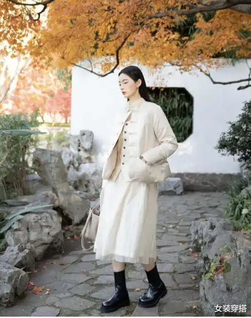 羽绒服配裙子谁穿谁好看,造型美出高级感,温柔中有女人味