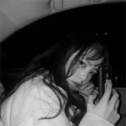 有点伤感超拽霸气黑白女生头像,冷漠与冷酷共存的女人