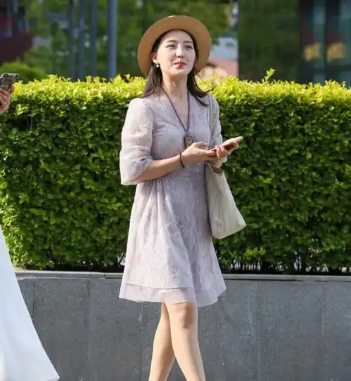 微胖的身材,很适合穿这条裙子,展现微胖的美丽和气质