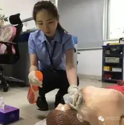 爱追剧,爱网购,还会犯花痴警花相亲吓跑男孩