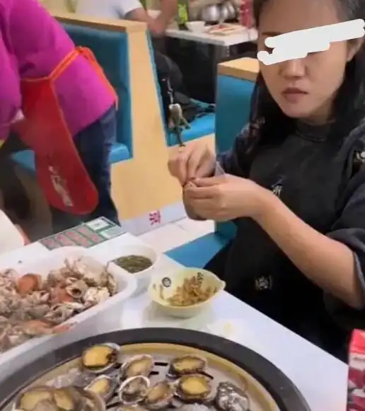河北女子花118元吃海鲜自助,就拿了一大盘鲍鱼,老板举动引争议