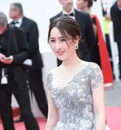 38岁马苏韵味不减,身穿水银流体裙更显身段,网友美丽动人