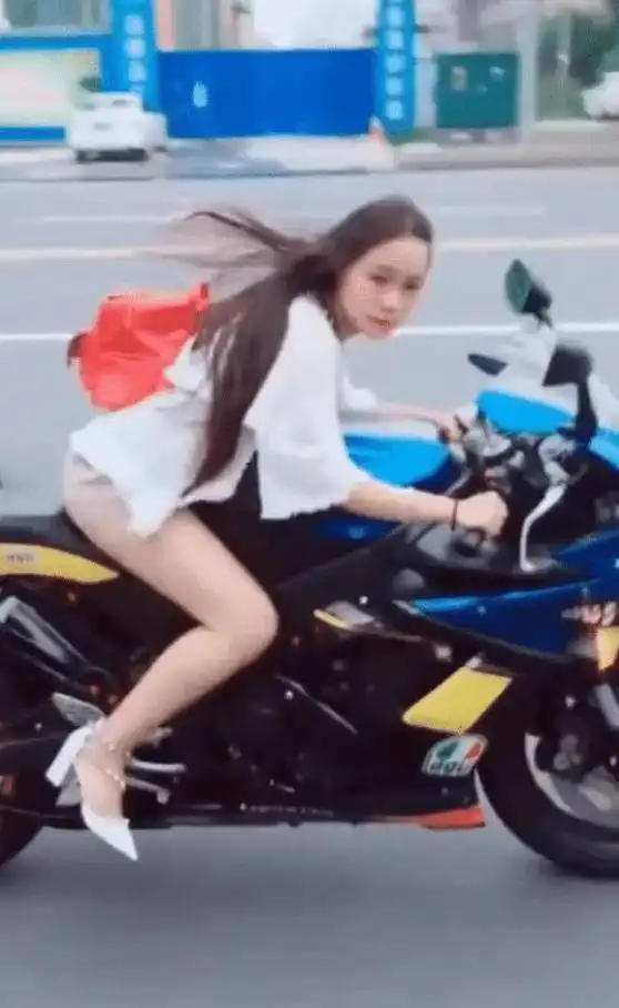机场女孩意外走红,当摄像镜头下移过后,网友行走的荷尔蒙
