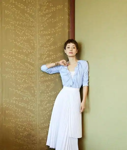 都说穿衬衫显气质,但能穿得高级又洋气的女人,我只服马伊琍