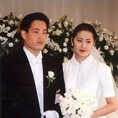 又一女星宣布离婚,8年婚姻分了15亿,却失去一双儿女的抚养权