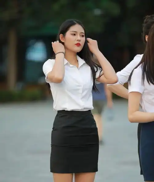 连衣裙真的很提升气质了,更迷人和自信,令人难以拒绝