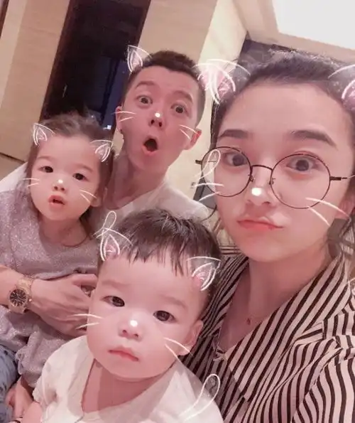 王栎鑫儿女近照变化大,妈妈好基因开始显现,一双儿女越长越好看