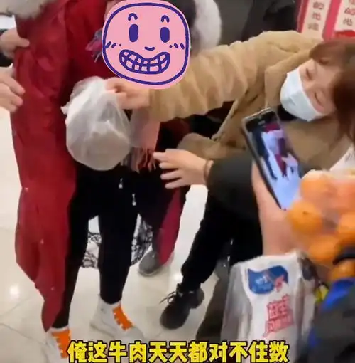 河南女子超市偷东西被当众搜身,委屈痛哭,网友超市侵犯人权