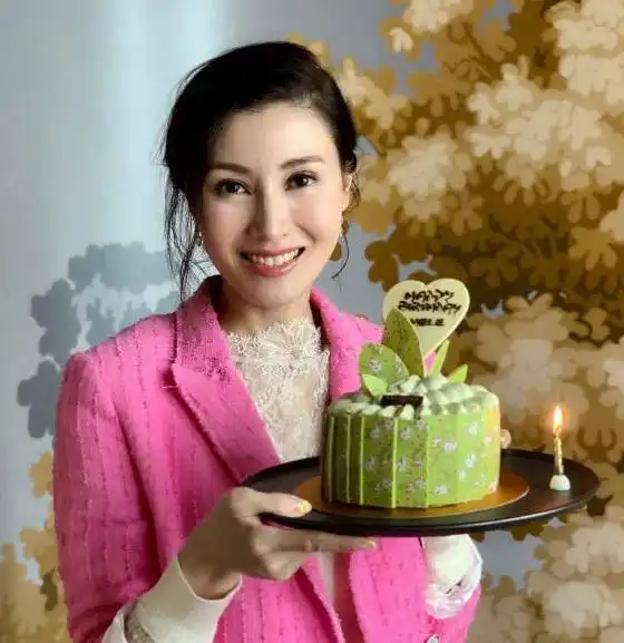 李嘉欣早年旧照被扒,未修镜头下依旧女神,好身材完全看得见