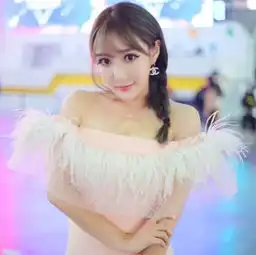 转战吃鸡的女解说,爆出cos照片,劲装挡不住好身材