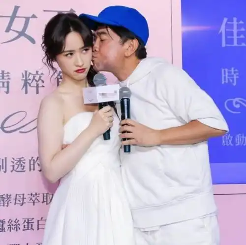 吴宗宪脸部肿胀有淤青,自嘲是猪头皮,当众亲吻30岁的女儿惹争议