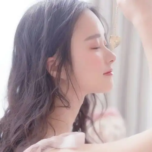 被老牛吃嫩草的爱情真的会幸福吗听听这三位女士是怎么说的