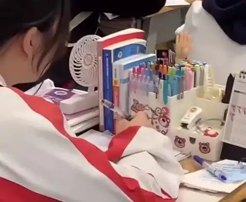 文科班女生好精致,课桌摆各类学习工具,理科生黑红两支笔就够