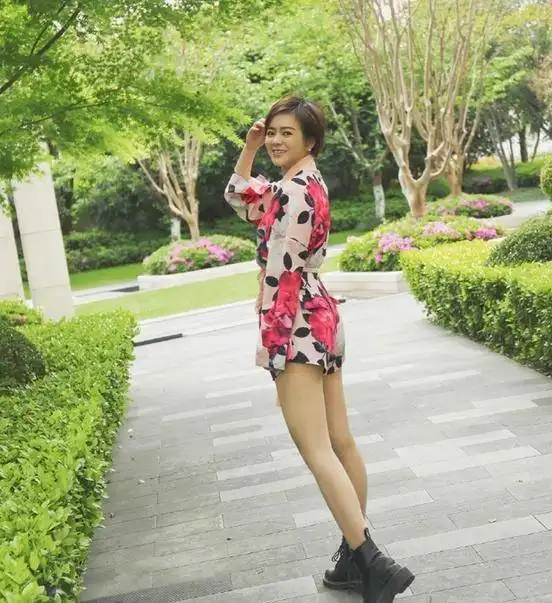 上海美女主持陈辰晒美照一双长腿太吸睛,41岁依旧少女感满满