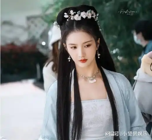白鹿宁安如梦路透曝光红衣撑伞好霸气,女二颜值令人惊艳