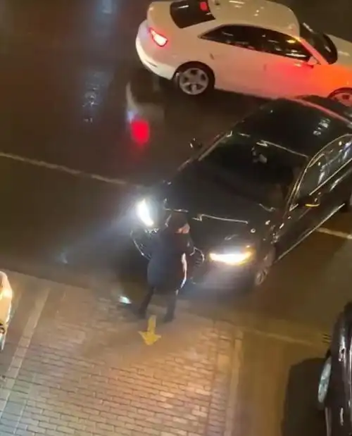 江苏无锡女子人肉占车位引纠纷,司机不服顶着女子长鸣笛