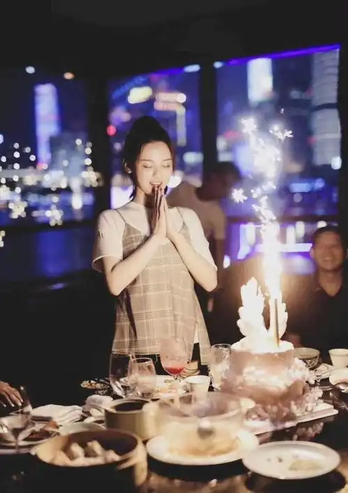 杨超越回老家为爸爸庆生,坐在角落十分乖巧,生图镜头下气质优越
