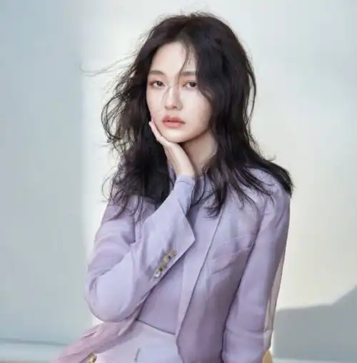 大s离婚后首次公开露面,气质大变美回少女脸,网友自带哭相眼
