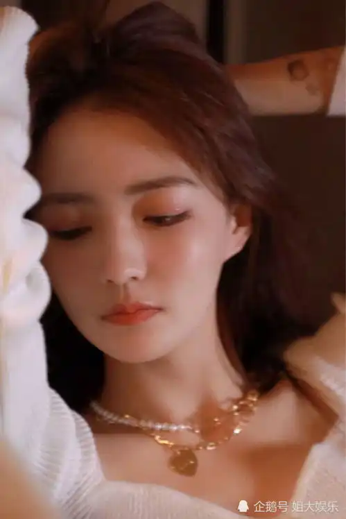 徐璐女神节晒精致美照皮肤白皙细嫩双眼灵气十足