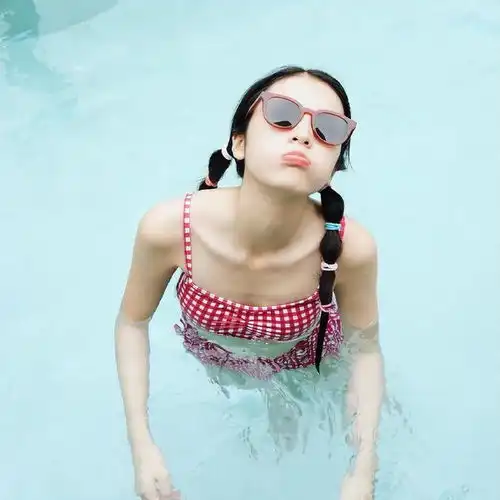 周雨彤晒旧照,烂漫戏水笑容治愈,少女感十足