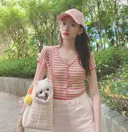 关晓彤出门遛狗,短裙搭配纽扣针织衫,粉丝喊话衣服不安全