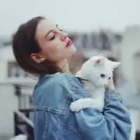 穿着兰格子的女生抱着猫的头像