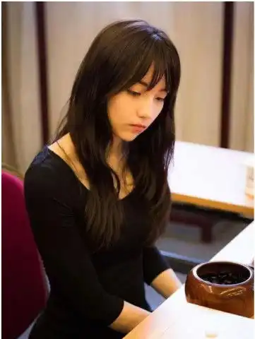 围棋第一美女,网友跟她下棋没点定力真不行