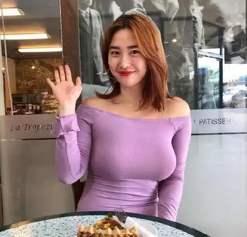 街拍上围很圆润的高挑少妇,终于懂了啥叫女人味