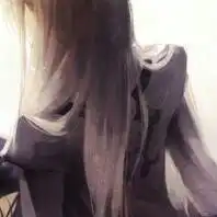 跪求大神找到与这个相似的情侣头像,万分感谢另一边好像是女的趴在他身上
