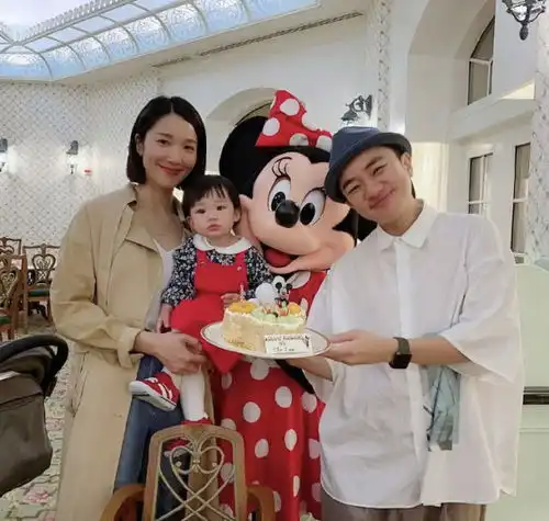 王祖蓝晒妻子童年照与女儿做对比,母女俩长相相似让人傻傻分不清
