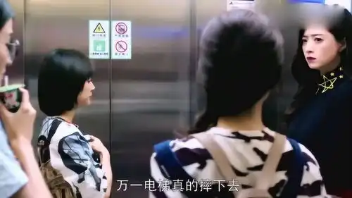 美女在电梯讲灵异故事,下一秒就变得天昏地暗,美女们吓坏了