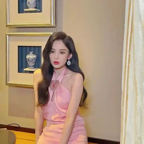 她是新疆大美女,粉色露背裙显性感,长卷披肩散发娇媚动人
