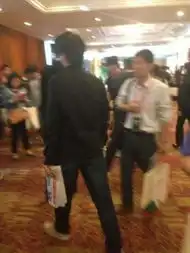 直播农夫山泉开新闻发布会京华时报现场吆喝送报纸