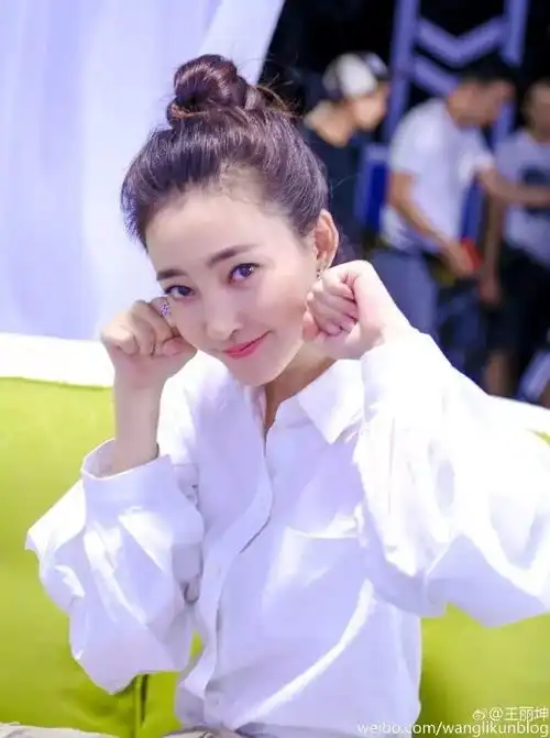 王丽坤空中瑜伽美照曝光,33岁的素颜女神竟然也是瑜伽高手