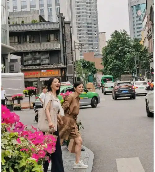 复出拍戏高圆圆成都街头拍戏骑自行车很浪漫